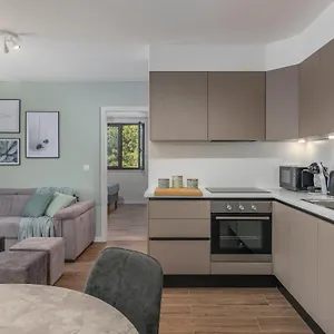 Just Renovated Stylish 2 Bedrooms Only A Few Steps From The Beach! Apartmán